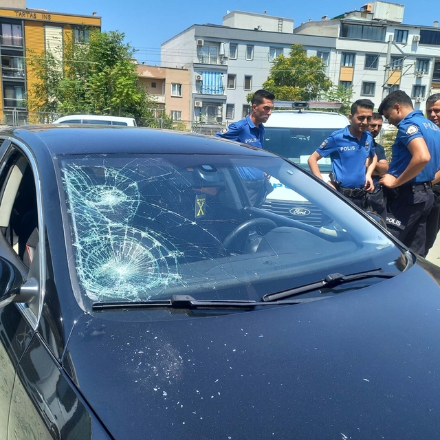 Manisa'da trafikte bıçaklı yol verme kavgası: 1 yaralı