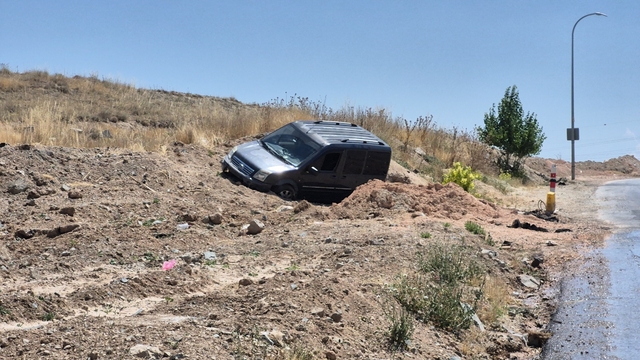 Eskişehir'de hafif ticari araç toprak alana savruldu: 2 yaralı