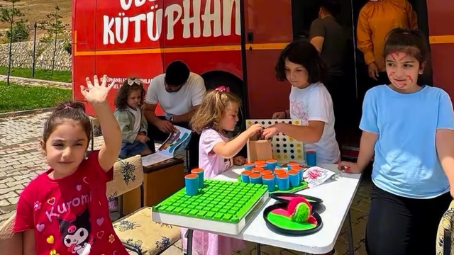 Gezici Kütüphane Gökçedere'de çocuklarla buluştu