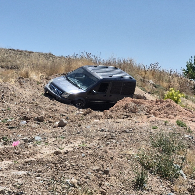 Eskişehir'de hafif ticari araç toprak alana savruldu: 2 yaralı