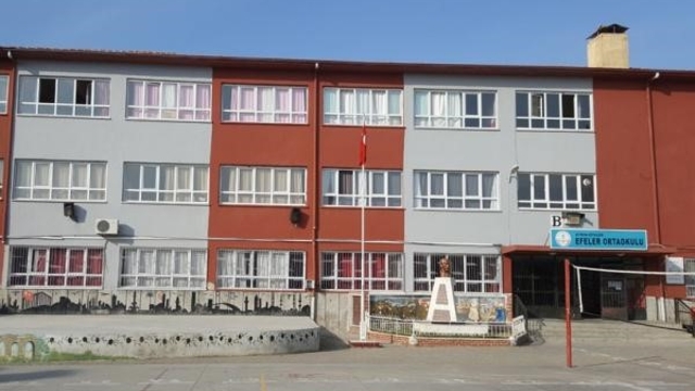 Efeler'de iki okulun binası boşaltıldı