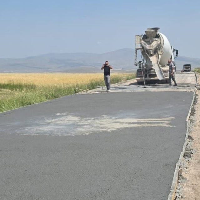 Kars'ta yol yatırımları hız kesmiyor: Asfalt, beton yol ve parke taşı çalış...