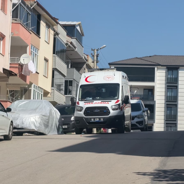Evinin salonunda kanlar içinde ölü bulundu