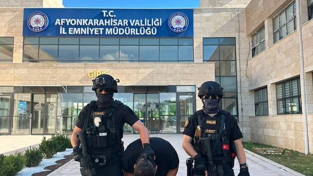 Hain yüzbaşıya yardım ve yataklıktan tutuklanan şahsın ifadesi ortaya çıktı:
"Kendisini Salih Usta olarak biliyordum, gariban biriydi ve Ramazan aylarında ona erzak yardımı yapıyordum"
"Aramızda bir samimiyet olutu, birkaç defada kendisi ile Hıdırlık mevkiinde alkol almışlığımız olmuştur"
Teroristi kendisine döner siparişi getiren çırak da tanımış