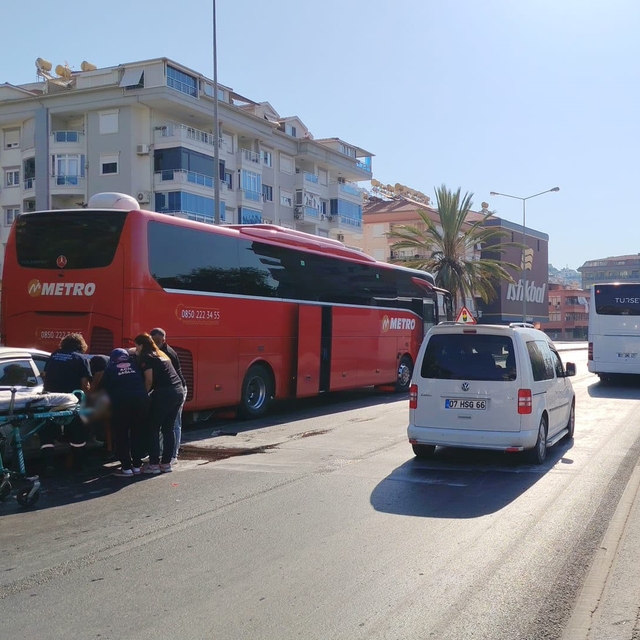 Otomobil yolcu otobüsüne çarptı: 1 yaralı