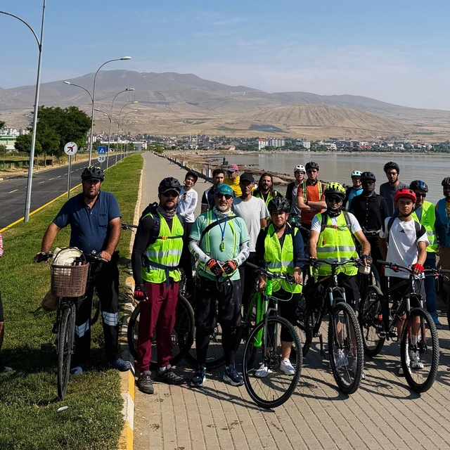 Bitlis'te 30 bisikletli 90 kilometre pedal çevirip Ahlat'ın tarihi mirasını...