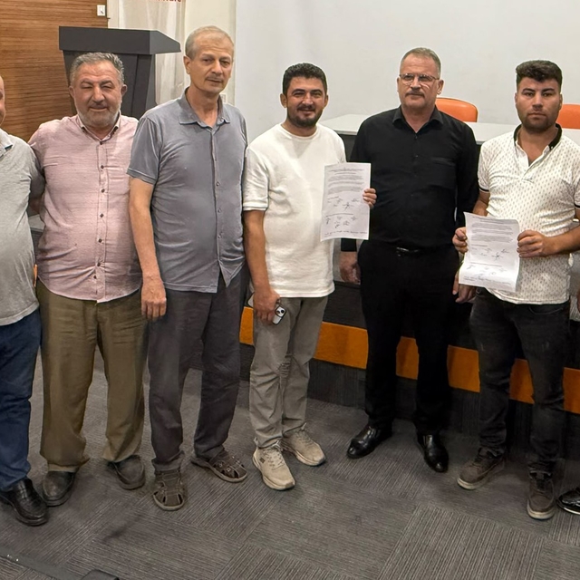 Kula'da Başkan Dönmez'in talimatıyla belediye salonu açılmayınca, komisyonl...