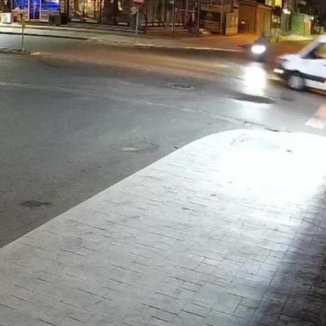 Minibüsün motosiklete çarptığı kaza kamerada