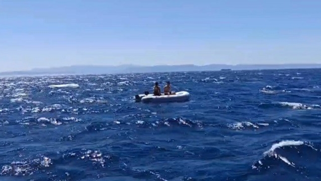 Ayvalık açıklarında sürüklenen 2 kişi Sahil Güvenlik tarafından kurtarıldı