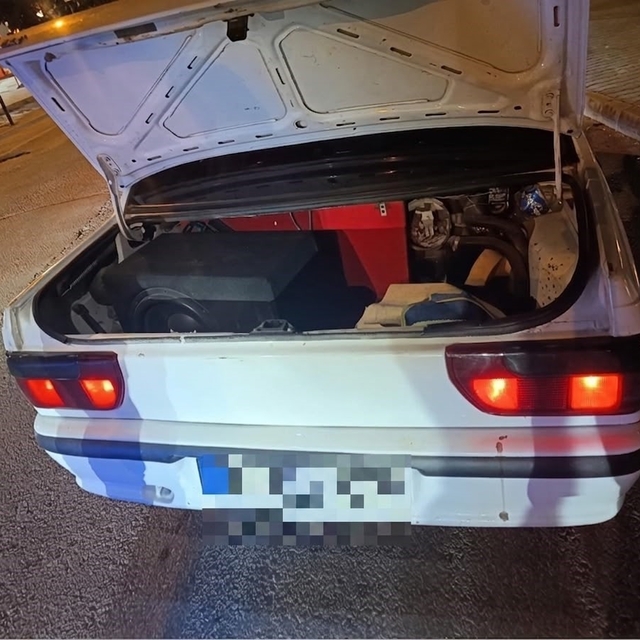 Abartı egzoz, yüksek ses ve modifiyeli araçlara ceza yağdı
Adana'da 1 hafta...