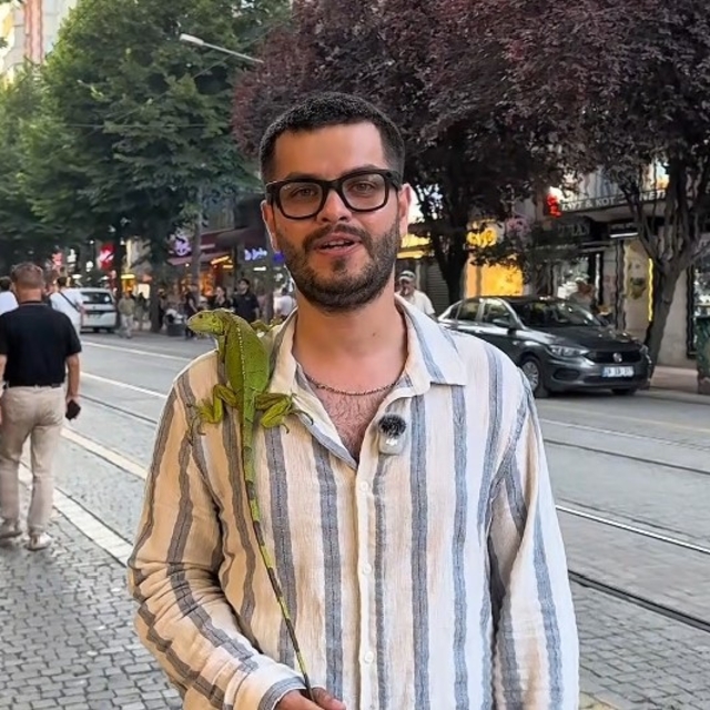 Sokakta iguana gören çocuklar yanına koştu
Evcil iguanasıyla sokağa çıktı,...