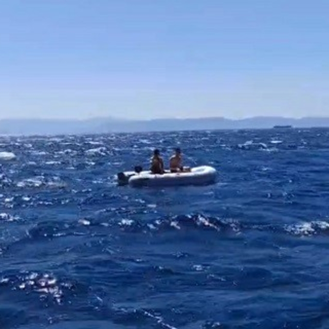 Ayvalık açıklarında sürüklenen 2 kişi Sahil Güvenlik tarafından kurtarıldı