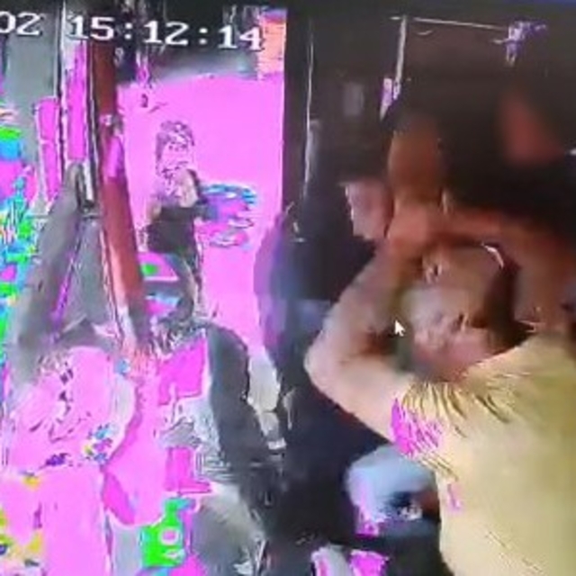 Şehir magandası otobüs şoförüne saldırdı
Otobüs şoförüne saldırı anı kamera...