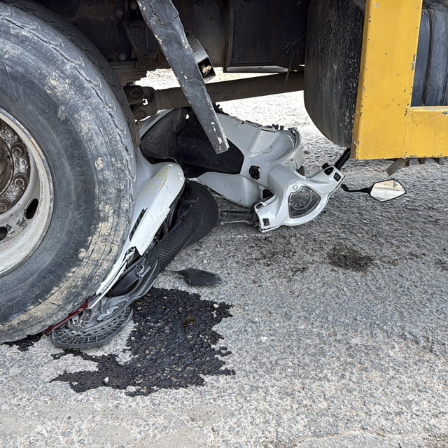 Motosiklet vincin altında kaldı, sürücü son anda kurtuldu