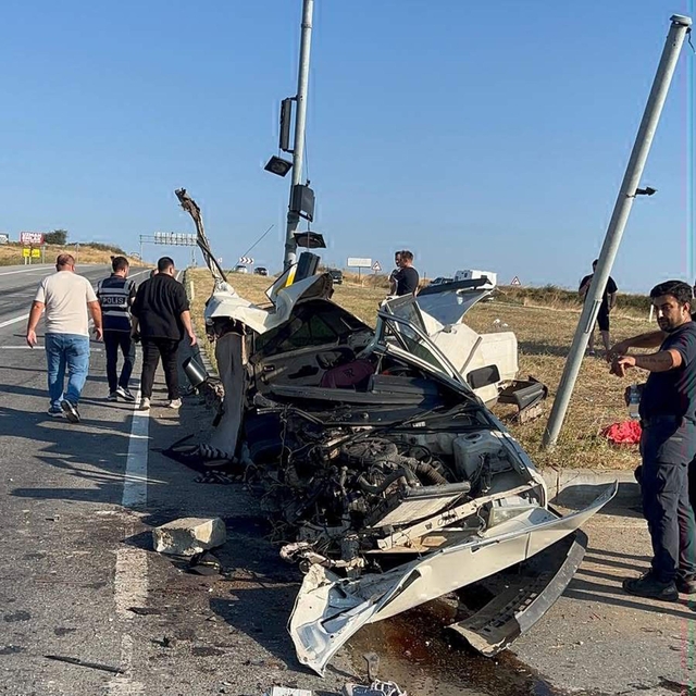 Sinyalizasyon direğine çarpıp ikiye bölünen otomobilden sağ çıktı