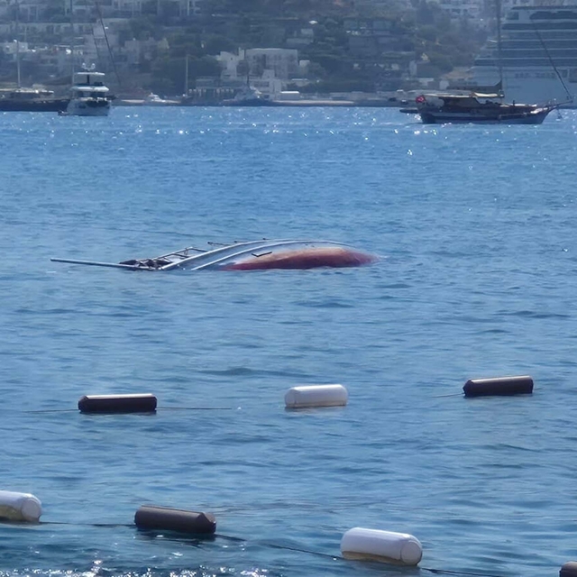 Bodrum'da su alan tekne battı