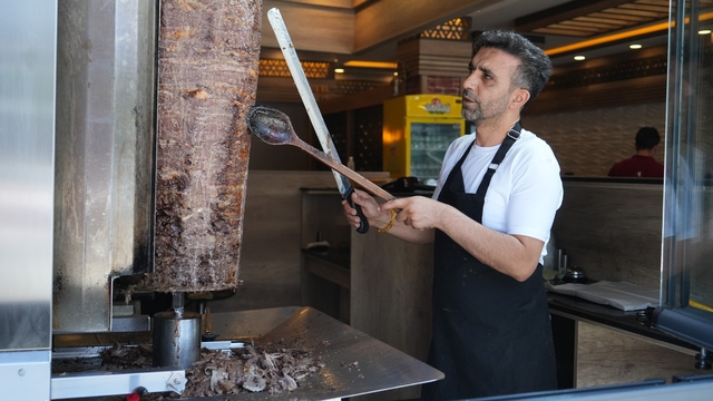 Muş'ta döner ustaları 60 dereceyi bulan sıcaklıkta mesai yapıyor