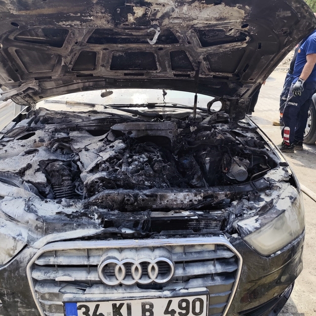 Van'da park halindeki otomobilin motoru yandı