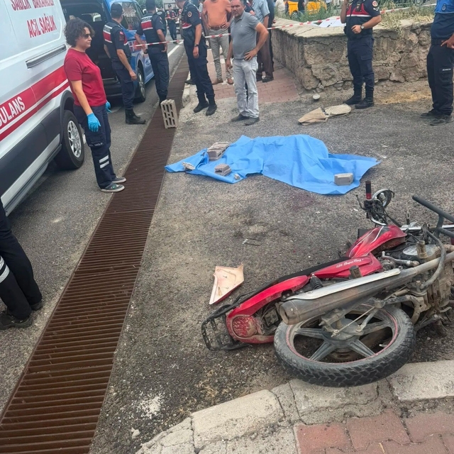 Kontrol çıkan motosiklet duvara çarptı
Kazada 13 yaşındaki sürücü hayatını...