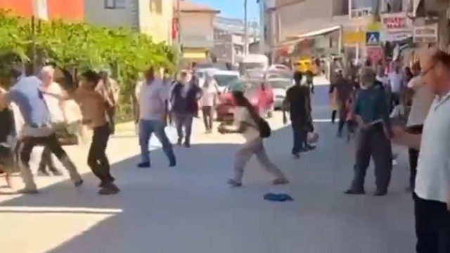 Malatya'da mevsimlik işçiler arasında meydan kavgası
Malatya'da sokak ortasında sopalı ve yumruklu kavga