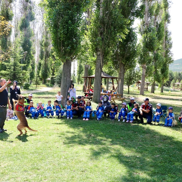 Jandarmadan anaokulu öğrencilerine tanıtım etkinliği