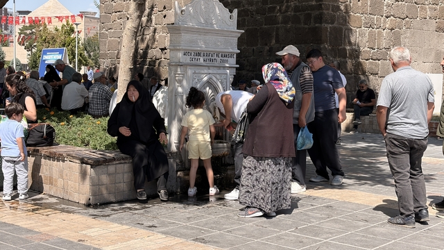 Kayseri'de termometreler 34 dereceyi gösterdi
Sıcaktan bunalan vatandaşlar gölgede dinlendi