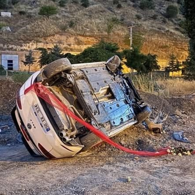Gelin aracının lastiği patladı, otomobil takla attı
Gelin ve damadın yarala...