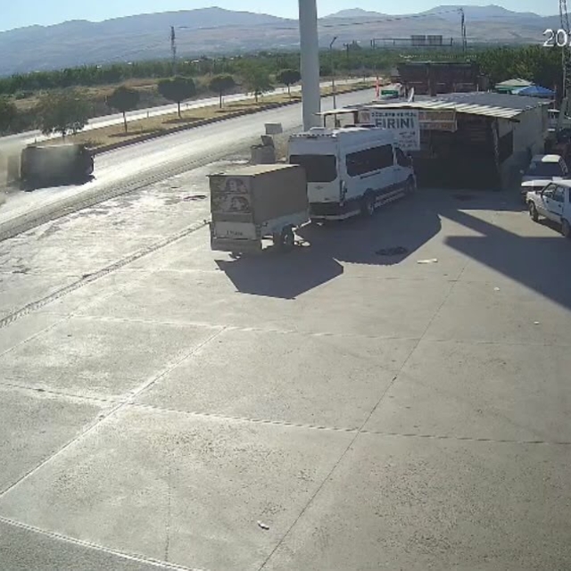 Pikap ile çarpışan otomobi devrildi, 3 kişi yaralandı: Kaza anı kamerada