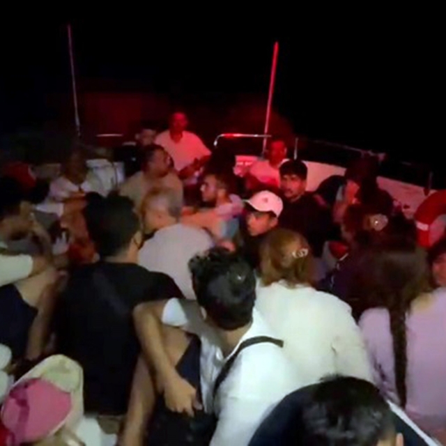 Yunanistan içinde çocukların da bulunduğu düzensiz göçmenleri Türk karasula...