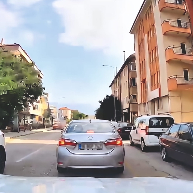 Otomobilden yola çöp atanlar araç içi kamerasına yansıdı; sürücüye ceza kes...