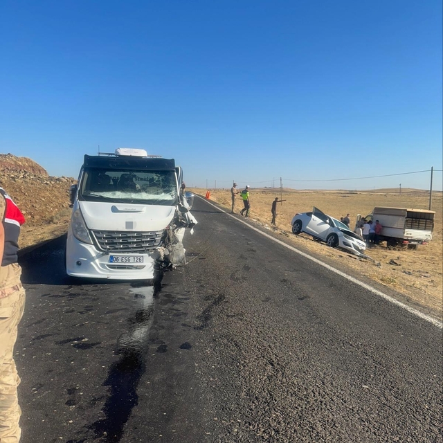 Siverek'te otomobil ile çekici çarpıştı: 3 yaralı