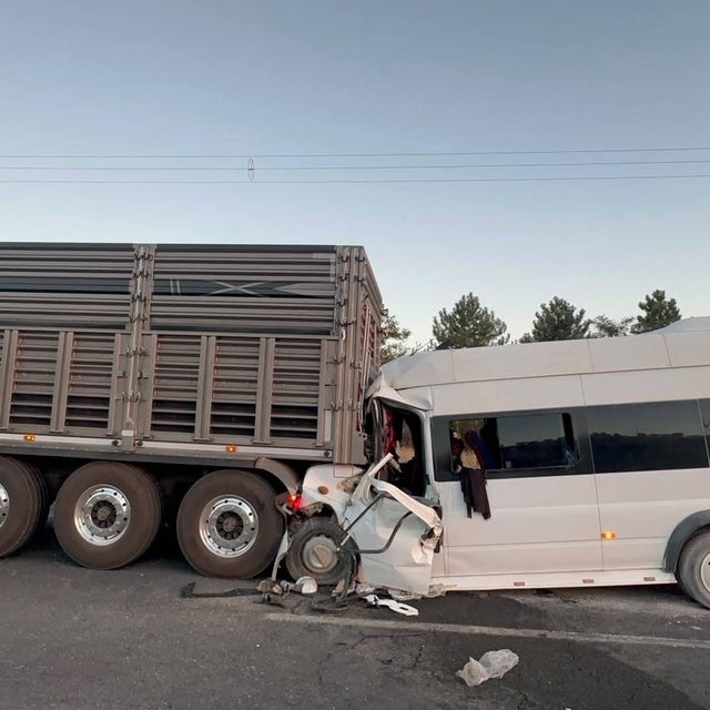 Malatya'da minibüs ile TIR çarpıştı; 18 yaralı