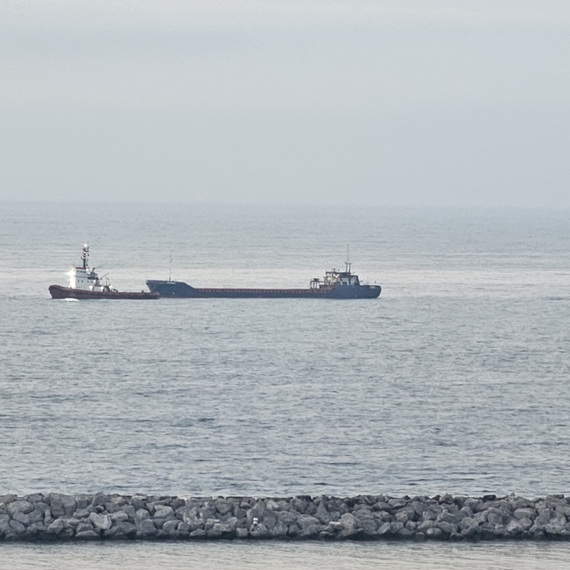 Karadeniz'de dron saldırılarında hasar alan bir gemi Zonguldak'a geldi