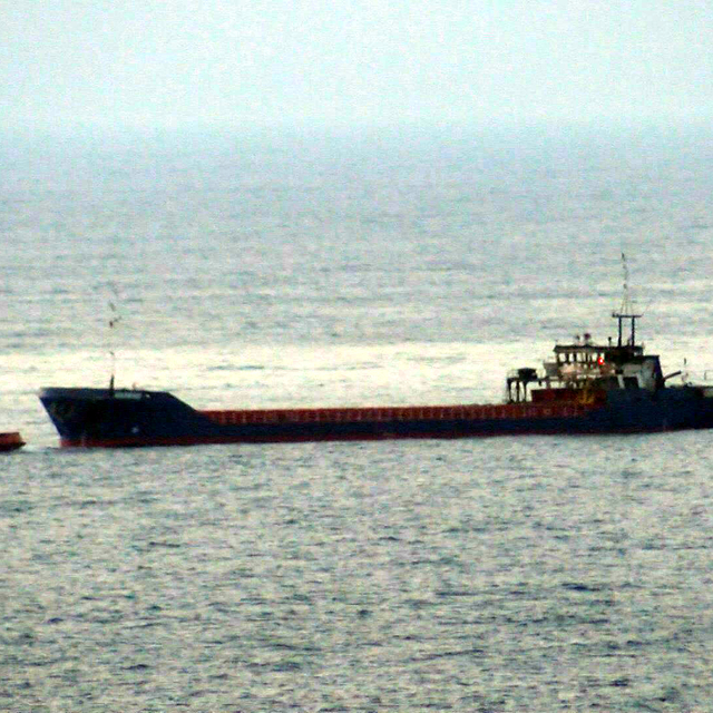 Karadeniz'de vurulan Palau bayraklı kuru yük gemisi Zonguldak'a çekildi