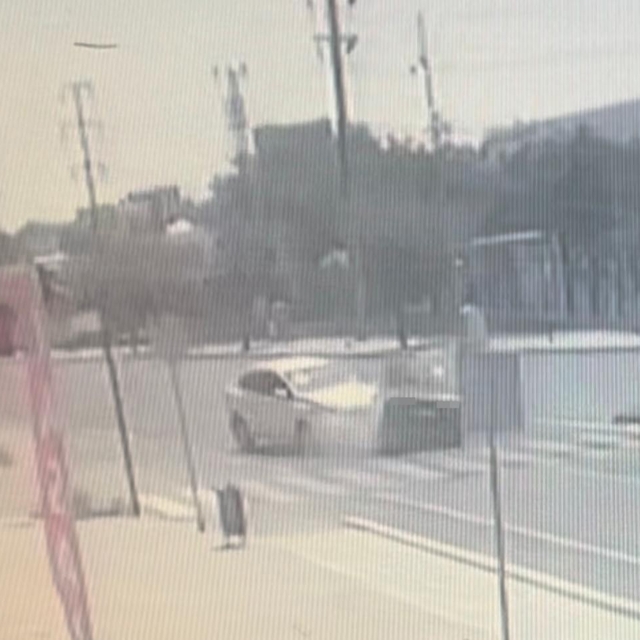Ters yönden çıkan araç otomobille çarpıştı: 2 kişinin yaralandığı kaza kame...