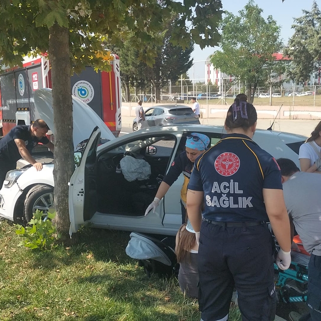 U dönüşü yapan otomobil kaldırıma çıktı: 1 yaralı