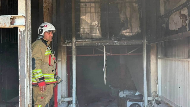 Antakya'da beyaz eşya deposunda yangın çıktı