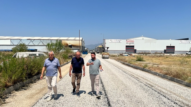 Turgutlu'da sanayi sitesine 5 bin metrekarelik asfalt hamlesi