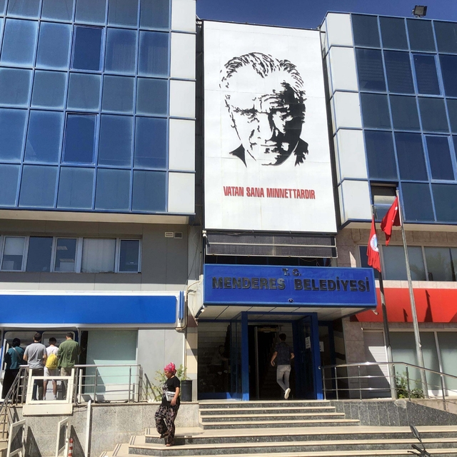 Menderes Belediyesi'ne operasyon: Başkanı Çiçek dahil, 13 şüpheli gözaltına...