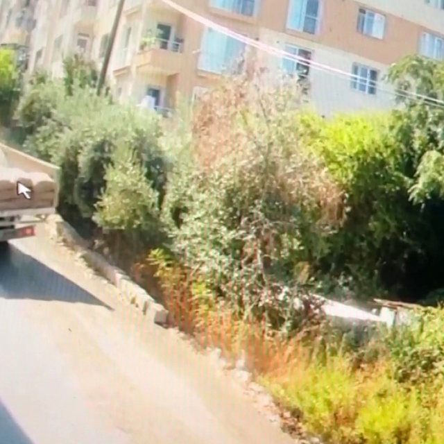 Yokuşu çıkamayan kum yüklü kamyon incir toplayan 10 çocuk annesini canından...