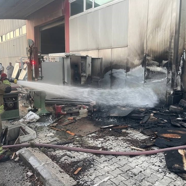 Antakya'da mobilya atölyesinde yangın paniği