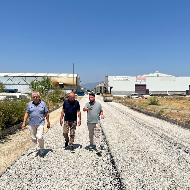 Turgutlu'da sanayi sitesine 5 bin metrekarelik asfalt hamlesi
