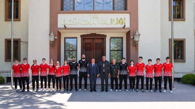 Milli badmintoncular Avrupa Şampiyonası öncesi Erzincan'da kampta