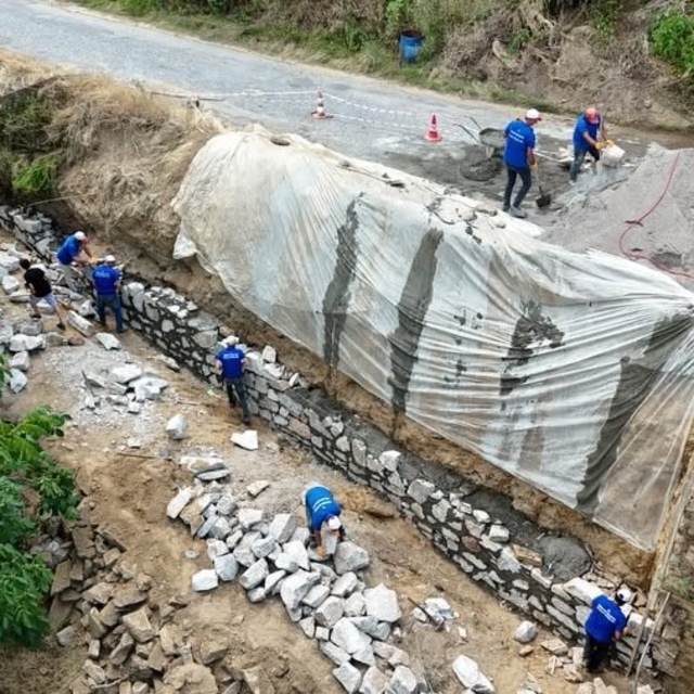 Karabağlar Mahallesi'nde taş duvar çalışması tamamlandı
