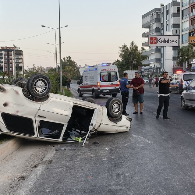 Çekicinin çarptığı otomobil ters döndü: Anne ve kızı yaralandı