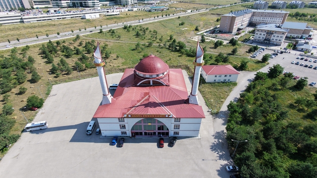 Erzurum'un divit kalem minareli camisi görenleri hayran bırakıyor