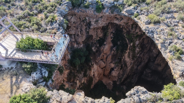 Cennet ve cehennem obruklarında ziyaretçi yoğunluğu
Zeus'un yüz başlı ejderhayı etkisiz hale getirip cehennem çukurunda tuttuğu gibi birçok mitolojik hikayesi ve içinde bir kitabe olan Cennet ve Cehennem obrukları turizm sezonunda binlerce kişiyi ağırlamaya başladı