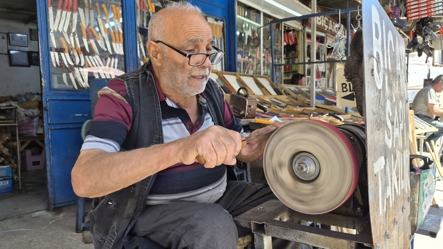 Eskişehir'de 82 yaşındaki Erhan amca, yıllardır gönlünü verdiği işi yapıyor
Yaşına rağmen her gün dükkanını açmaya devam eden bıçak bileme ustası çarşının en yaşlı esnaflarından
Erhan Erdoğan;
"Evde duramıyorum"
"Bu işi para için değil, gerçekten sevdiğimiz için yapıyoruz"