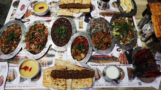 Adana kebabı Ermenistan'da gündem oldu, Adana'dan davet geldi
Adana kebabı iki ülke arasında barış mesajına dönüştü:
"Herkes oturup kebap yese her şey çözülür"