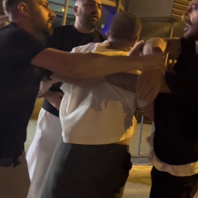 Gece kulübünden çıkıp kavgaya böyle tutuştular… Ayakta zor durdular
Ayakta...